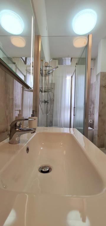 Lavabo del bagno superior