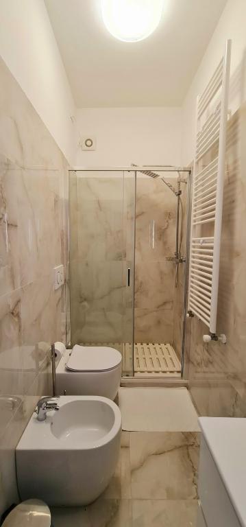 Bagno con doccia in marmo